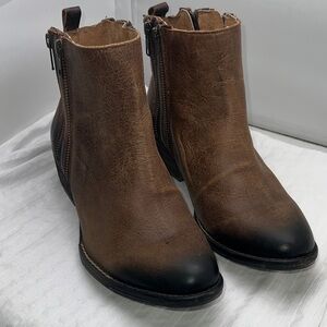 Circle G Brown Leather Ankle Heeled Boots with Faded Black Toe Size 9.5/10